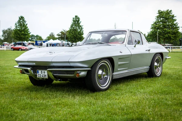 Sportovní auto Chevrolet Corvette Sting Ray Coupe. — Stock fotografie