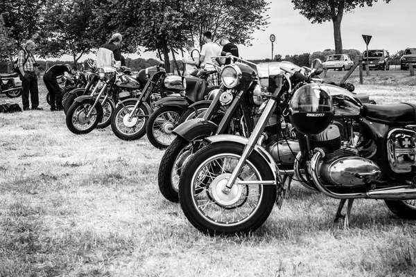 Üst üste çeşitli retro motosiklet standı. — Stok fotoğraf