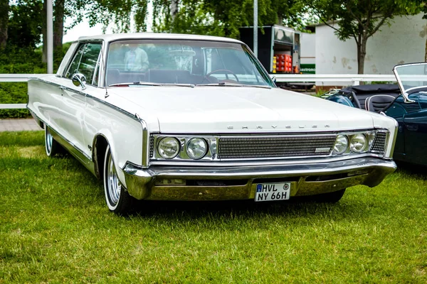 Full-size auto Chrysler New Yorker, 1966. — Stockfoto