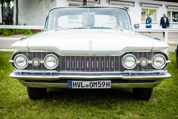 Pełnowymiarowy samochód Oldsmobile 88 (czwartej generacji) — Zdjęcie stockowe