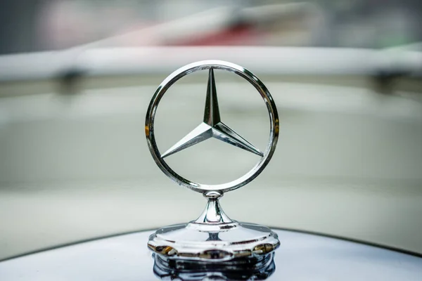 Der berühmte dreistrahlige stern von mercedes-benz. Kapuzenschmuck, Nahaufnahme. — Stockfoto