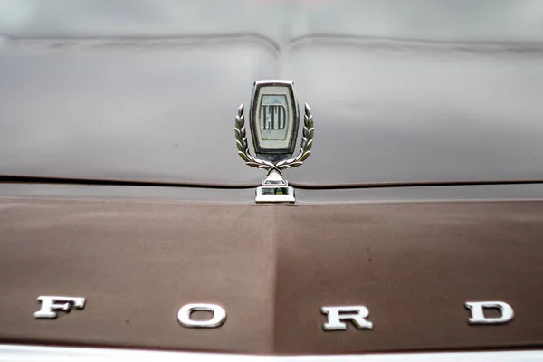 中型車フォード Ii のフードの装飾、クローズ アップ. — ストック写真