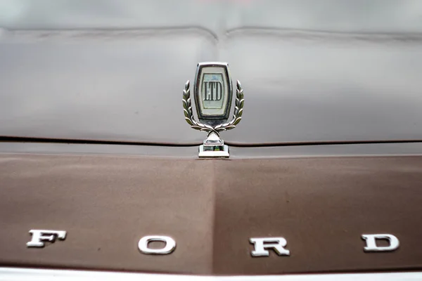 Hood ornament of mid-size car Ford LTD II, close-up. — Stock Photo, Image