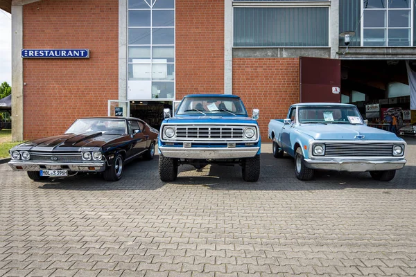 Chevrolet Chevelle SS396 Hardtop Coupe (left), Dodge Power Wagon W100 (center) and Chevrolet C-10 Fleetside (right) ) — стоковое фото