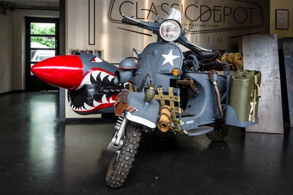 Scooter Vespa con sidecar in colore militare . — Foto Stock