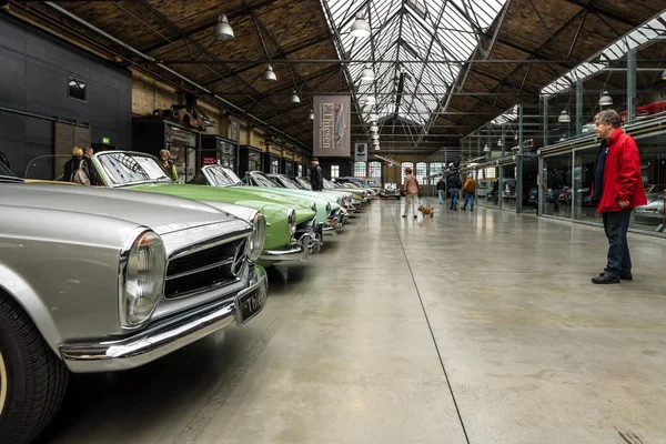 Różnych retro samochody stoją w rzędzie w pawilonie centrum kompetencji dla klasycznych samochodów i Youngtimery - Classic Remise. — Zdjęcie stockowe