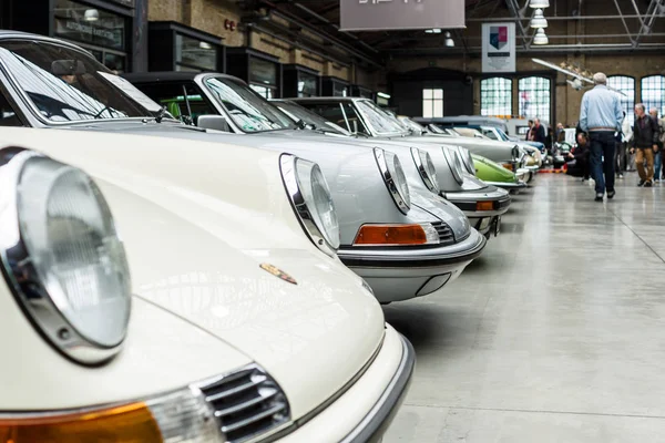 Vários carros retro ficar em uma fileira no pavilhão do centro de competência para carros clássicos e jovens - Remise clássico . — Fotografia de Stock