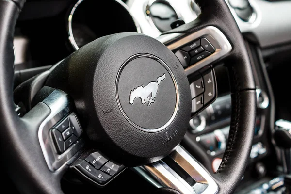 Interior del coche Ford Mustang 5.0 V8 Convertible, 2016 . — Foto de Stock