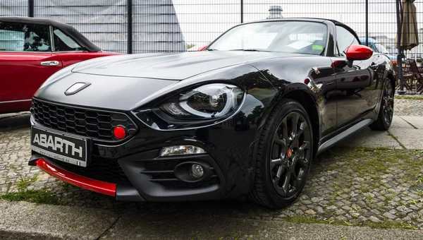 Carro esportivo Abarth 124 Spider Turbo, 2016 . — Fotografia de Stock