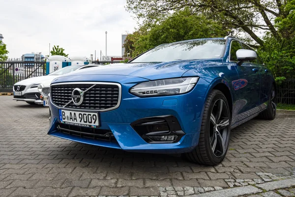 エグゼクティブ車ボルボ V90 D4 Awd R-デザイン、2016. — ストック写真