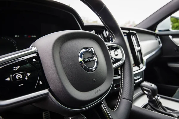 Interior do carro executivo Volvo V90 D4 AWD R-Design, 2016 . — Fotografia de Stock