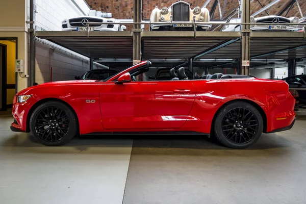 Pony auto Ford Mustang 5.0 V8 kabriolet, 2016. — Stock fotografie