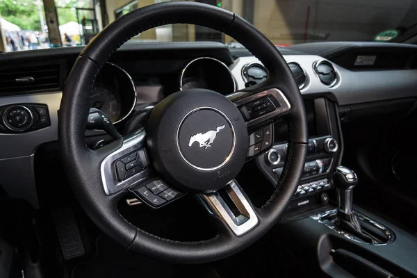 Wnętrza samochodu Ford Mustang 5.0 V8 Convertible, 2016. — Zdjęcie stockowe