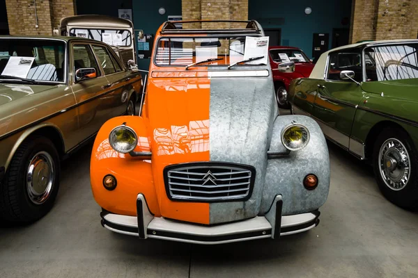 Economie auto Citroen 2cv in een ongebruikelijke kleur (twee kleuren). — Stockfoto