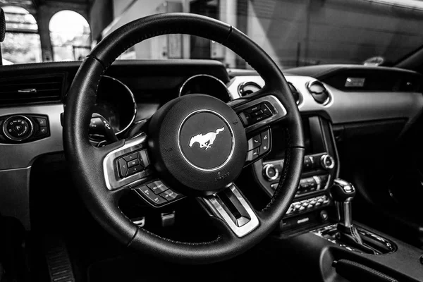 Intérieur de la voiture Ford Mustang 5.0 V8 Convertible, 2016 . — Photo