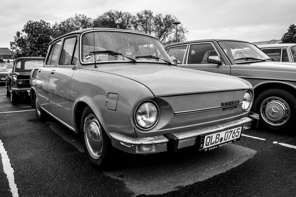 Kleiner Familienwagen skoda s110l, 1974. — Stockfoto