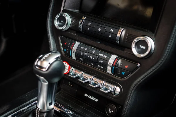 Detalle del interior de un coche Ford Mustang 5.0 V8 Convertible, 2016 . —  Fotos de Stock