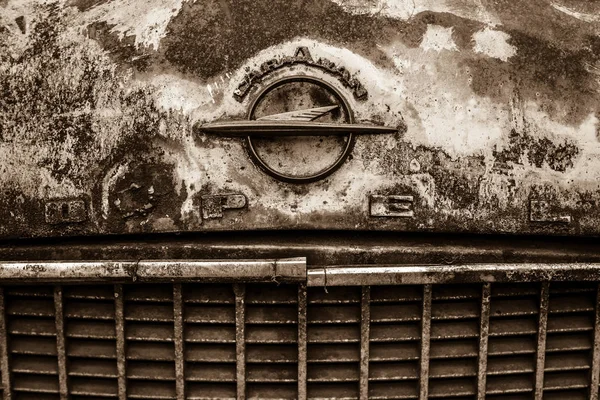 Dirty and rusty hood emblem of Opel (Olympia) Rekord Caravan. — Stock Photo, Image