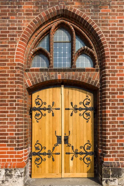 Holztor mit schönen Türscharnieren. — Stockfoto