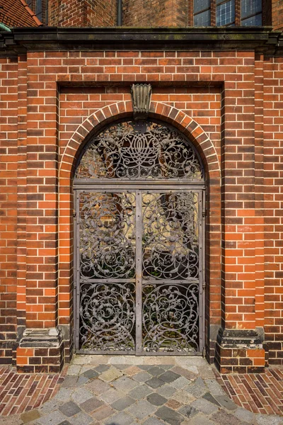 Puerta de hierro forjado con motivos florales . — Foto de Stock