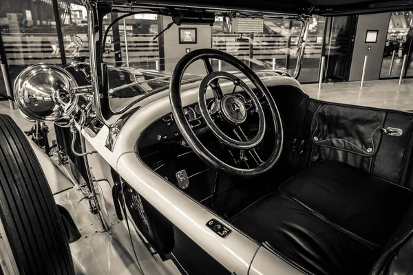 Cabina de un coche de lujo Mercedes-Benz 24 / 100 / 140 PS Fleetwood, 1924 . —  Fotos de Stock