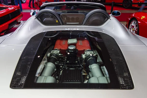 フェラーリ 360 スパイダーのエンジン ルーム. — ストック写真