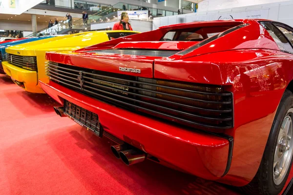 Widok z tyłu z różnych modyfikacji sportowych samochodów Ferrari Testarossa i F512. — Zdjęcie stockowe