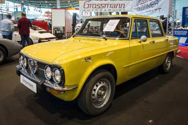 Duży rodzinny samochód Alfa Romeo Giulia Nuova Super, 1975. — Zdjęcie stockowe