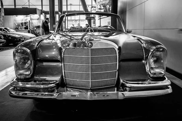 Полноразмерный роскошный автомобиль Mercedes-Benz 300 SE Cabriolet (W112), 1967 . — стоковое фото