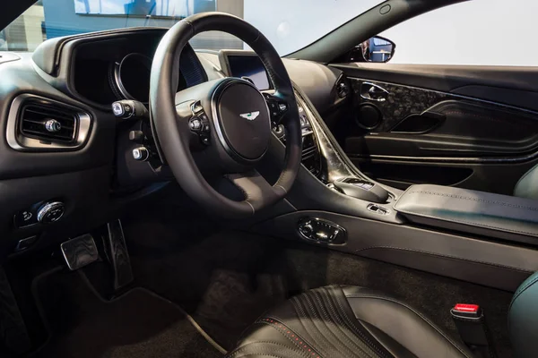 L'interno della grande auto turistica Aston Martin DB11, 2016 . — Foto Stock