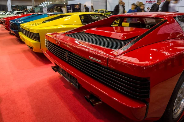 Vista trasera de varias modificaciones de los coches deportivos Ferrari Testarossa y F512 . — Foto de Stock