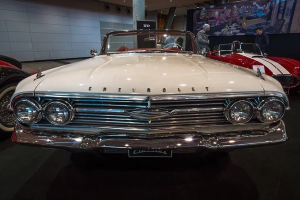 Tam boyutlu araba Chevrolet Impala Convertible, 1960. — Stok fotoğraf