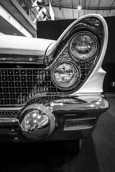 Részlet a személyes luxus autó Lincoln Continental Mark V kabrió, 1960. — Stock Fotó
