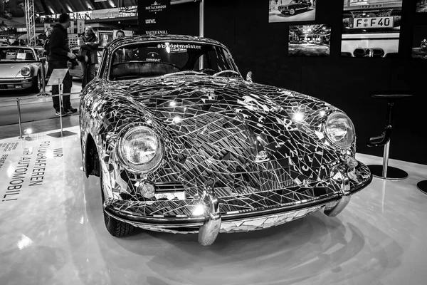 Umělecké instalace "Zrcadlo auto" na základě Porsche 356 umělec Gustav Trogera (Mirrorman). — Stock fotografie