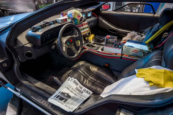 Кабина машины времени DeLorean (франшиза "Назад в будущее") на базе спорткара DeLorean DMC-12 . — стоковое фото