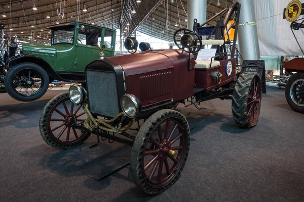 老式汽车福特 t 型车作为国产拖拉机. — 图库照片