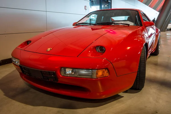 ポルシェ 928 S4 ・ シュトロゼック付デザインのスポーツ車. — ストック写真