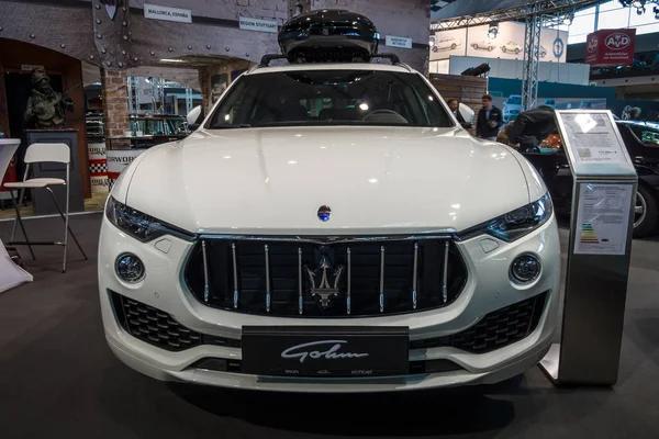 Средний роскошный кроссовер внедорожник Maserati Levante S, 2016 . — стоковое фото