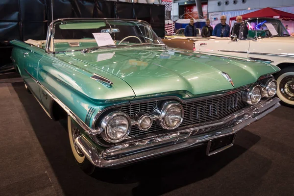 Pełnowymiarowy samochód Oldsmobile Super 88 Cabrio, 1959. — Zdjęcie stockowe