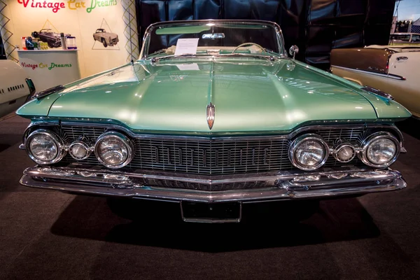 Pohled zezadu na plné velikosti automobilu Oldsmobile Super 88 kabriolet, 1959. — Stock fotografie