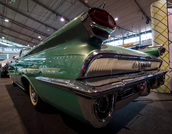 Widok z tyłu samochód Oldsmobile Super 88 Cabrio, 1959. — Zdjęcie stockowe