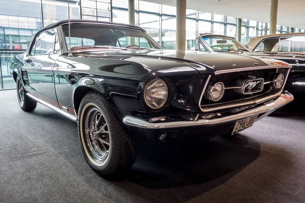 Pony car Ford Mustang cabriolet, 1967 . — Foto Stock