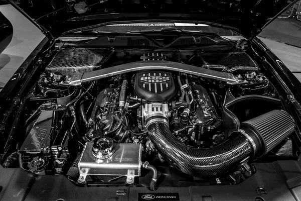 フォード マスタング Gt「戦士」米国陸軍特別版、2014 のエンジン。クローズ アップ. — ストック写真