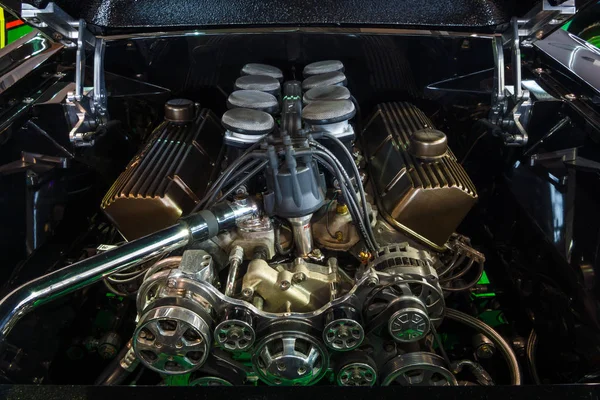 Топливо впрыснуло в двигатель Форда (75л, л.с.) Ford Mustang, 1967 г. . — стоковое фото