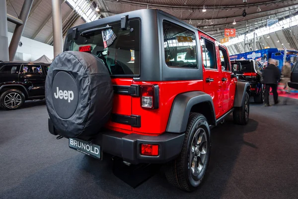 Jeep Wrangler SUV de tamanho médio Ilimitado Rubicon, 2016 . — Fotografia de Stock