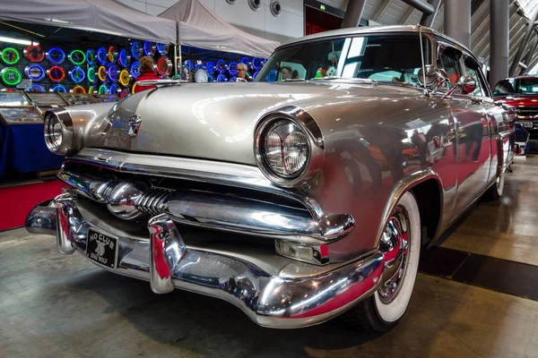 Středně velká luxusní auto Ford vstříkne, 1953. — Stock fotografie