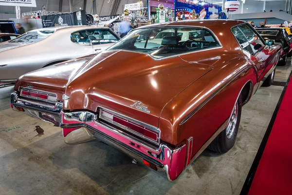 Личный роскошный автомобиль Buick Riviera, 1972 . — стоковое фото