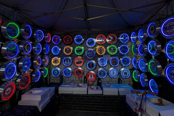 Fundo de vários relógios de parede de néon com temas automotivos . — Fotografia de Stock