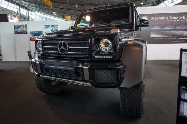 Coche todoterreno Mercedes-Benz G500 4x4 2 . — Foto de Stock