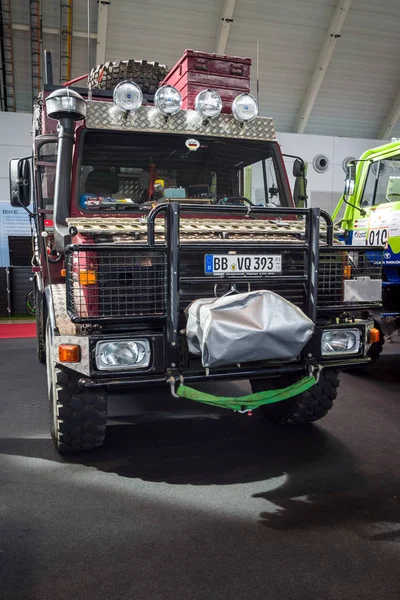 Unimog 435 (U1300l) bijhouden. Vrachtwagen technische bijstand voor de rally. — Stockfoto